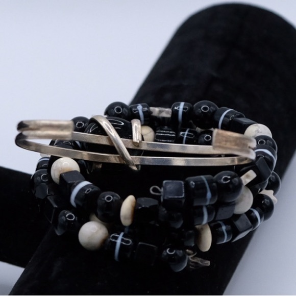 Gorgeous lightweight Bangles Beaded Art Market find with Metal details - Picture 3 of 13